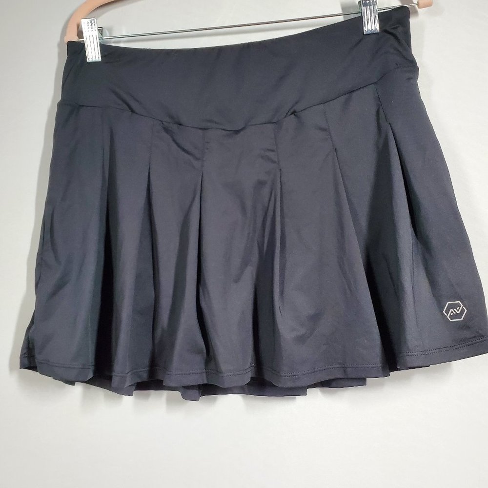 THE BRAND OF THIS SHORT IS NORTH HILL ITS SIZE IS L IT IS BLACK